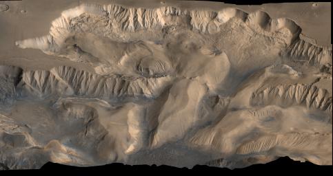 PIA00005: Oblique View of Valles Marineris