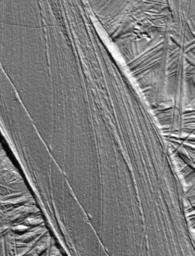 PIA01643: A Record of Crustal Movement on Europa