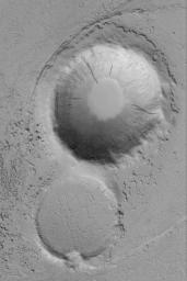 PIA05739: Marte Valles Crater "Island"