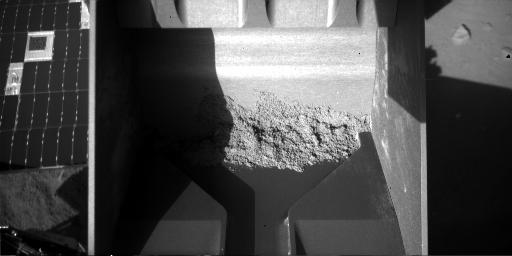 PIA10982: Soil Still in Scoop After Sample-Delivery Attempt