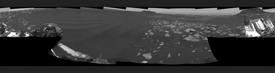 PIA21268: Full-Circle Vista With a Linear Shaped Martian Sand Dune