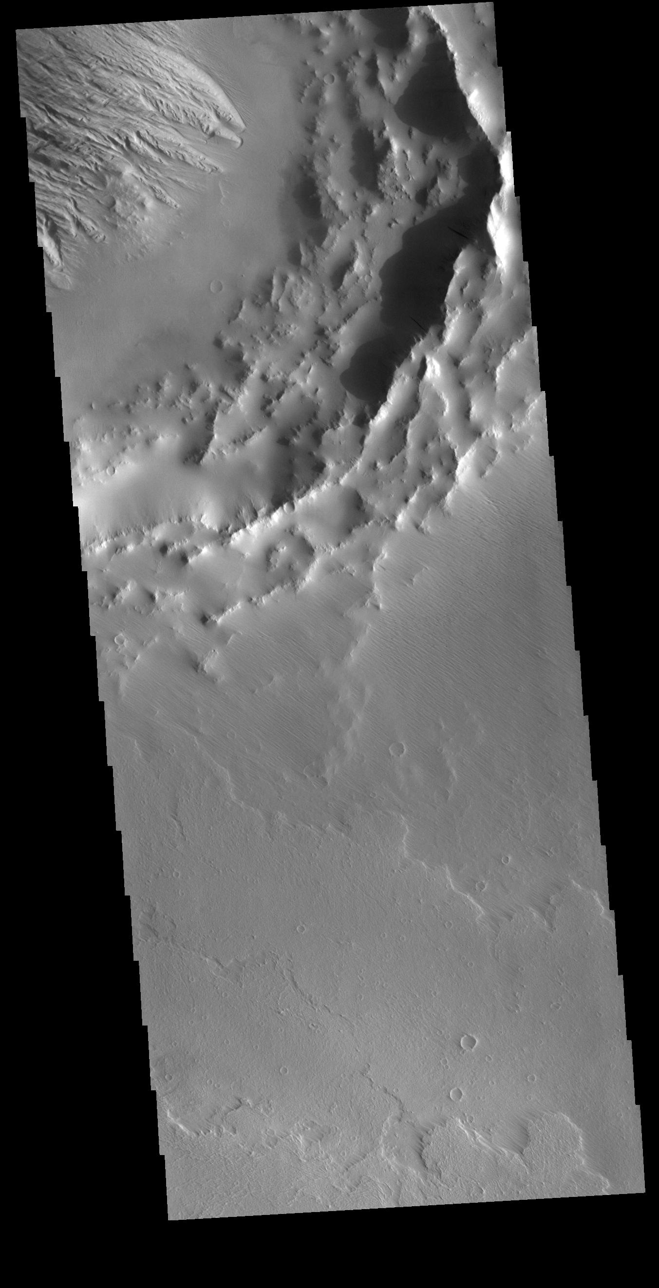 PIA22614: Daedalia Planum Crater