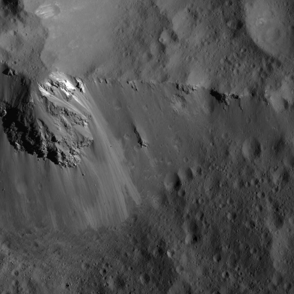 PIA22759: Large Block Along the Ridge of Urvara Crater