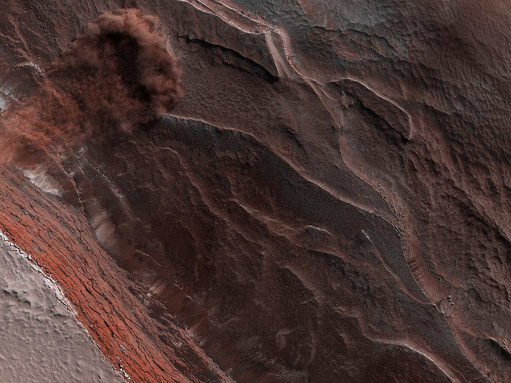 PIA24035: HiRISE Catches an Avalanche on Mars