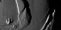 PIA02520: Mountains on Io