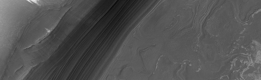 PIA01934: Frost-free North Polar Layers in the Good Old Summertime