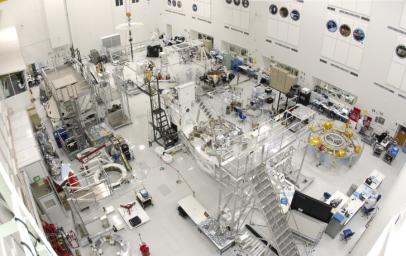 PIA14126: Working on Curiosity in JPL Spacecraft Assembly Facility