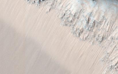 PIA19118: Recurring Slope Lineae in Juventae Chasma